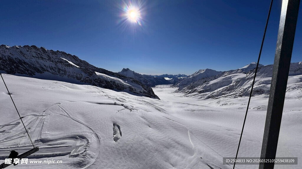 雪山风光 阳光照耀雪地
