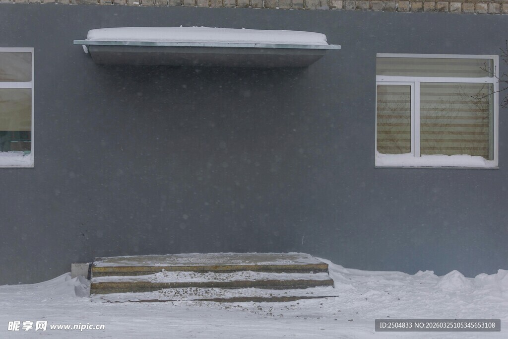 雪覆建筑外的台阶与墙面