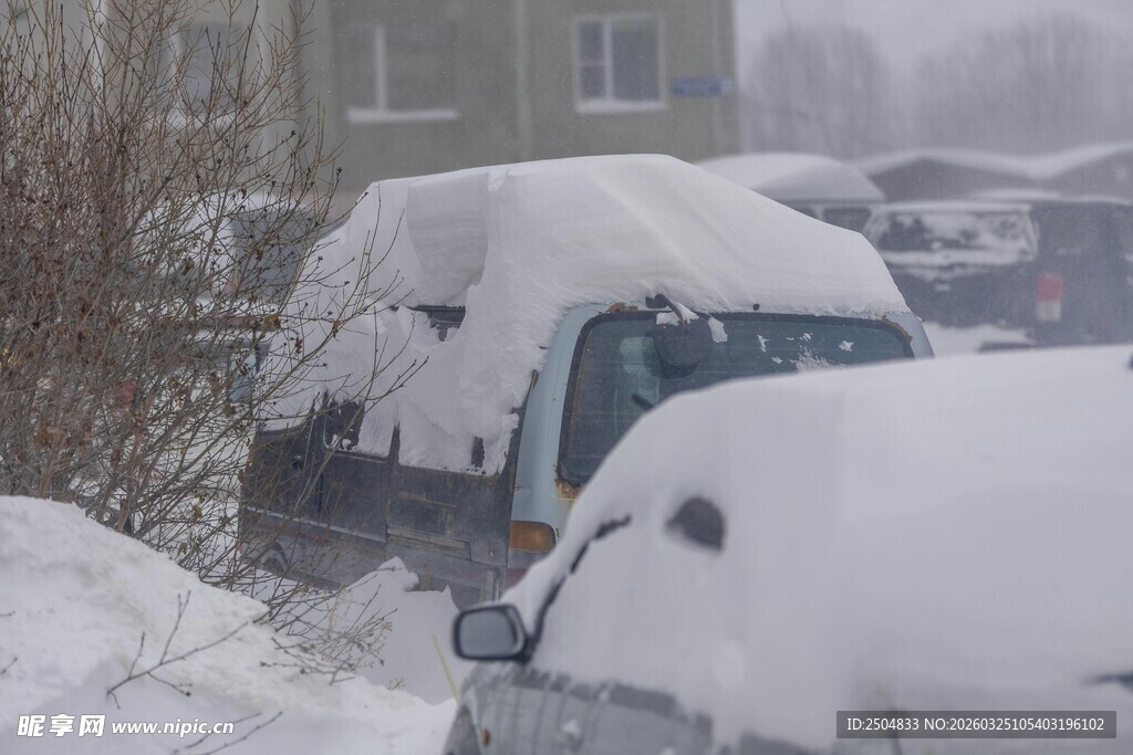 被雪覆盖的车辆