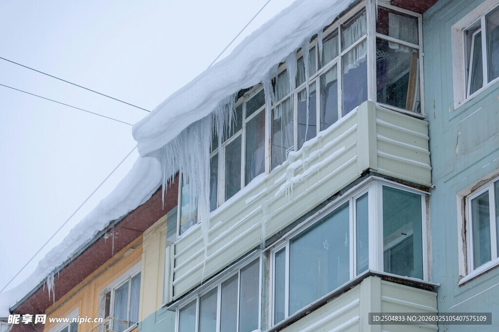 屋顶积雪的多 居民楼