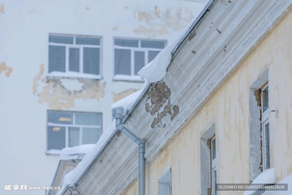 冬日建筑外墙覆雪景象