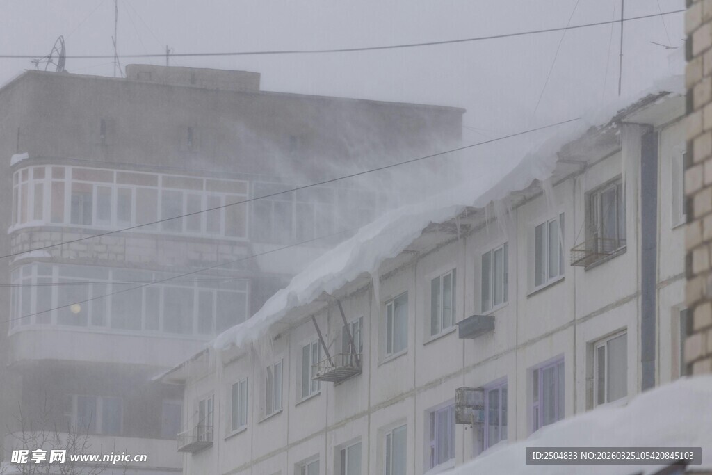 城市建筑遇强风雪场景
