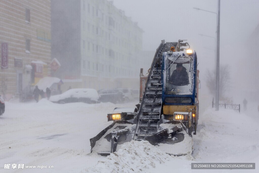 雪地中的清雪设备作业