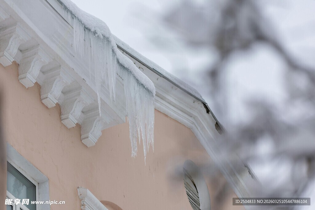 屋檐下的晶莹冰柱