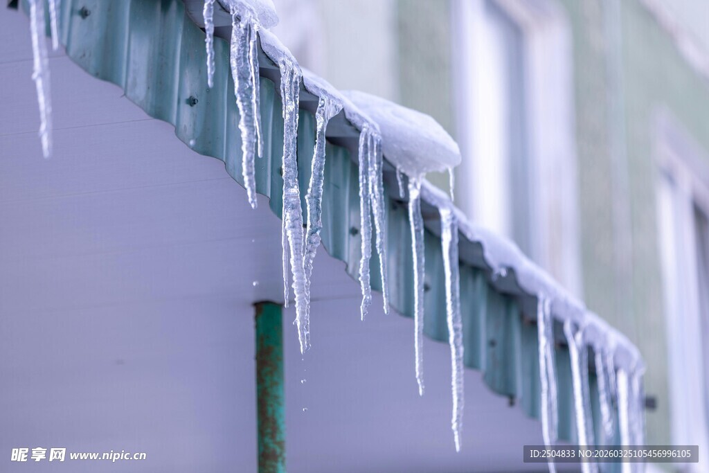 屋檐下的冰柱美景