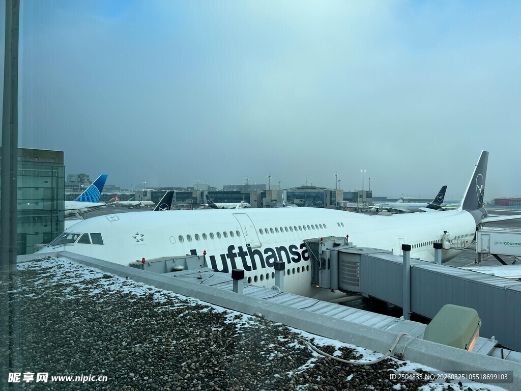 雪后机场停机坪景象