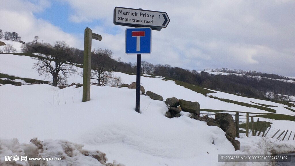 雪中山间路标指示牌