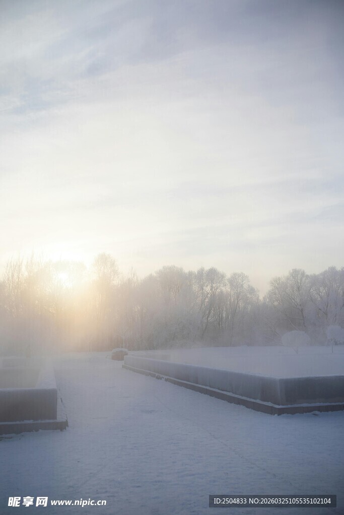 冬日晨景 银霜覆野