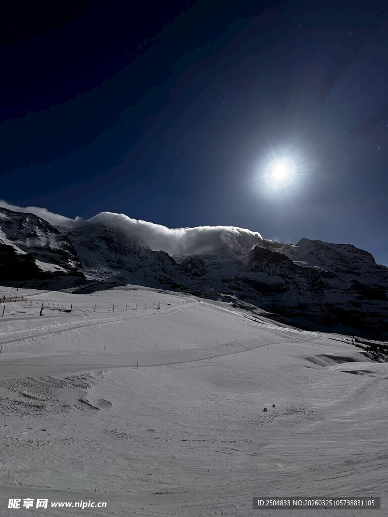 雪夜山间明月景