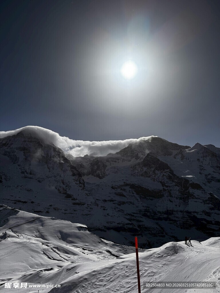 雪山之巅的耀眼阳光