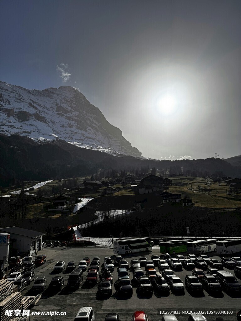 雪山下的停车场