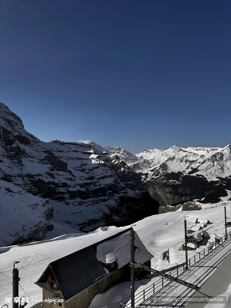 雪山下的静谧小屋