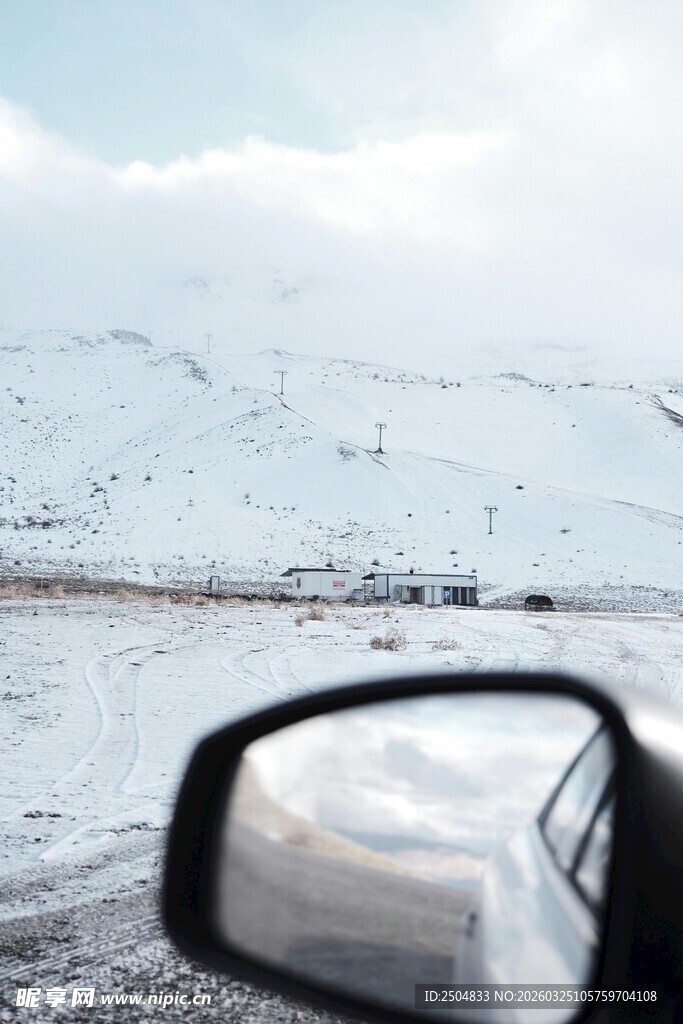 车镜中的冬日雪景