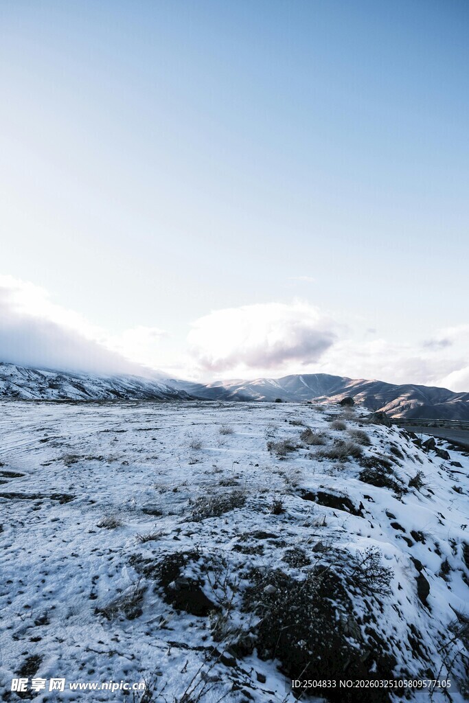 雪覆大地的开阔自然景观