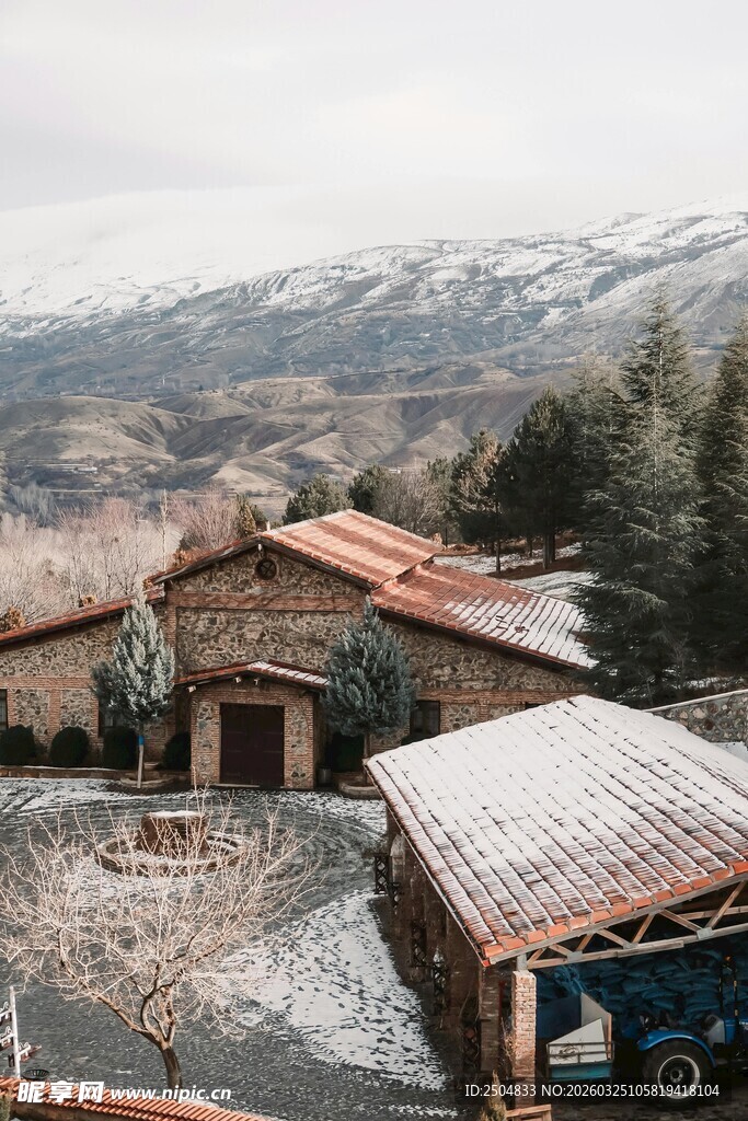 山间雪覆农舍景色