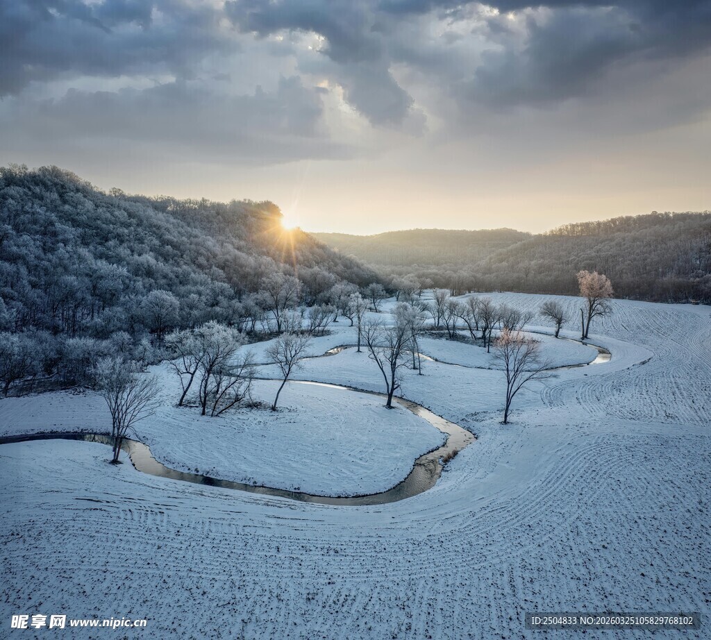 冬日雪景中的静谧河谷