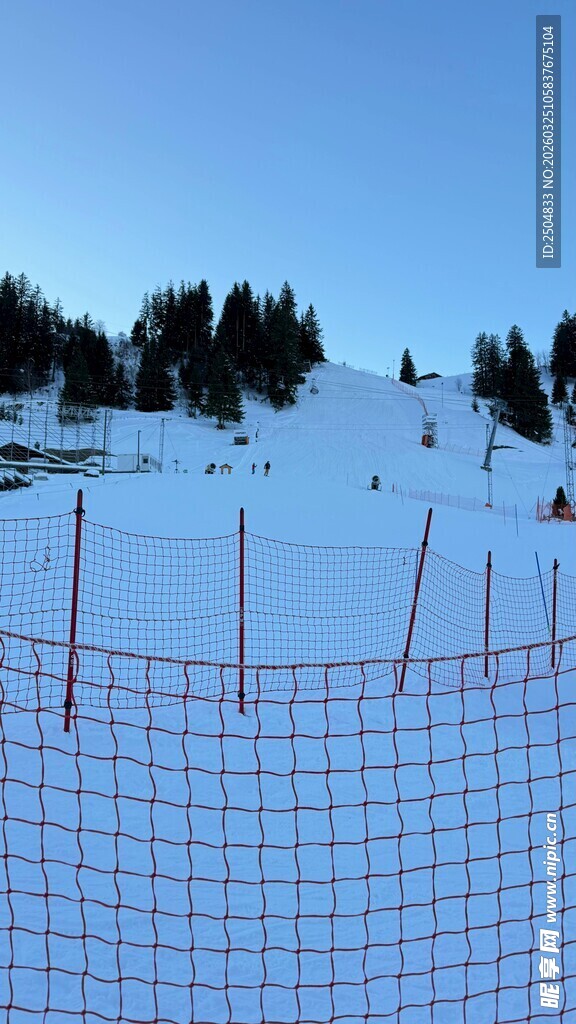 冬日雪场围栏与远处雪景