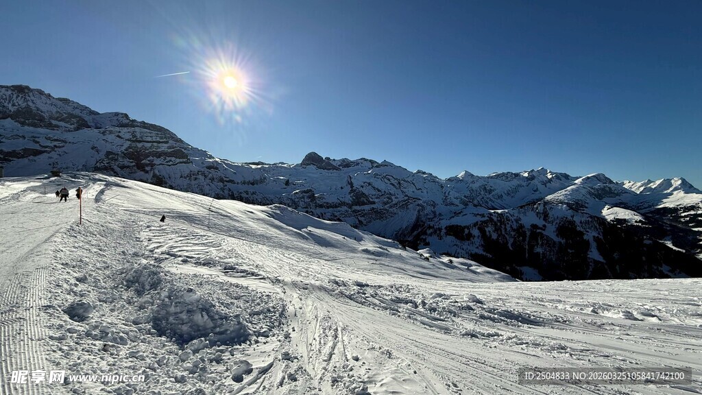 雪山暖阳下的滑雪坡道