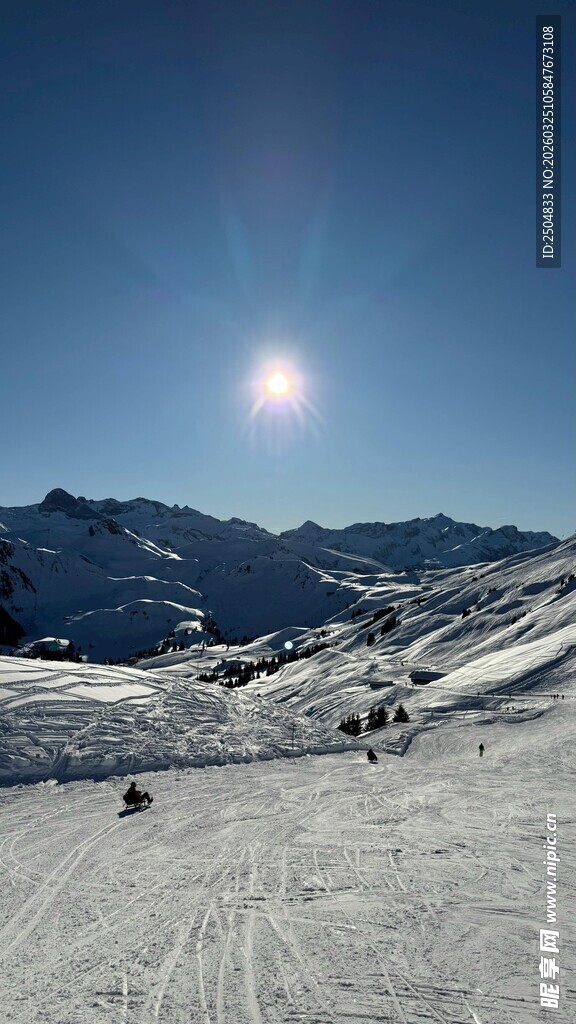 雪山暖阳下的壮丽雪景