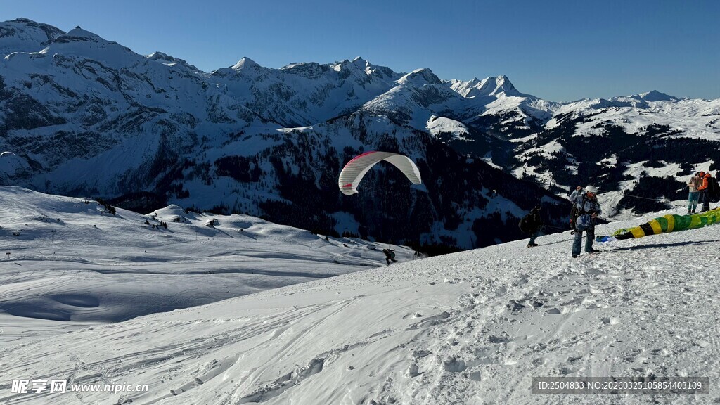 雪山中的滑翔伞运动