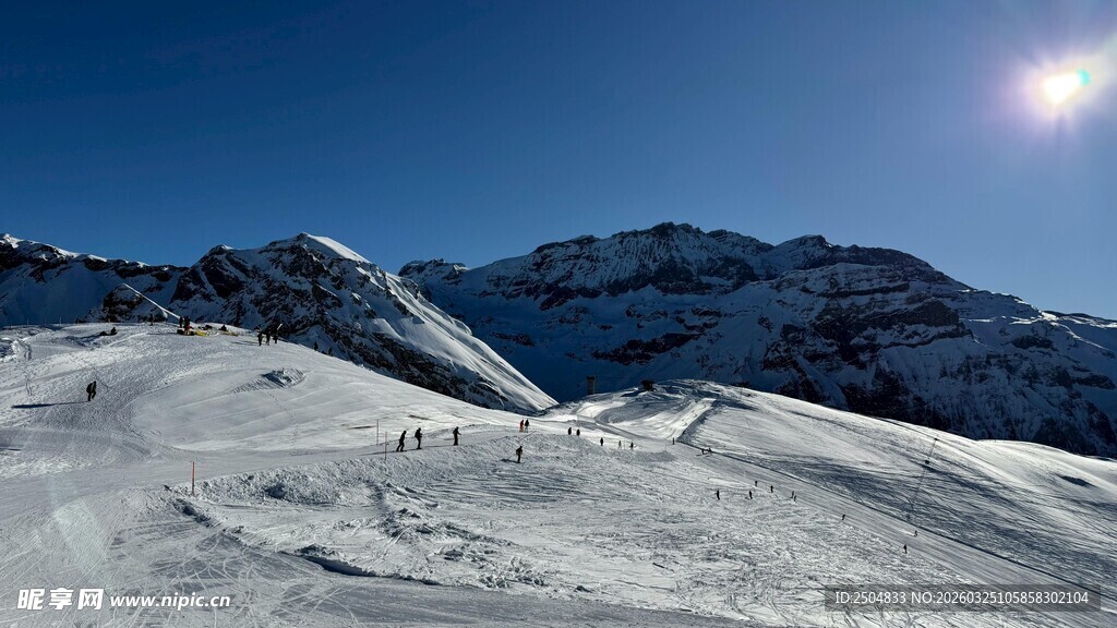 雪山美景 阳光照耀