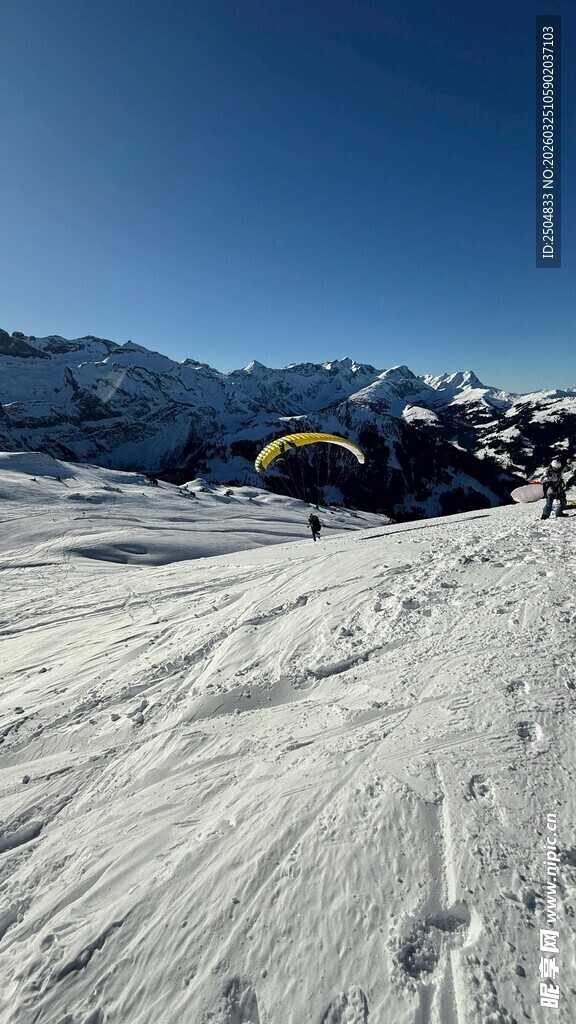 雪山上的滑翔伞运动