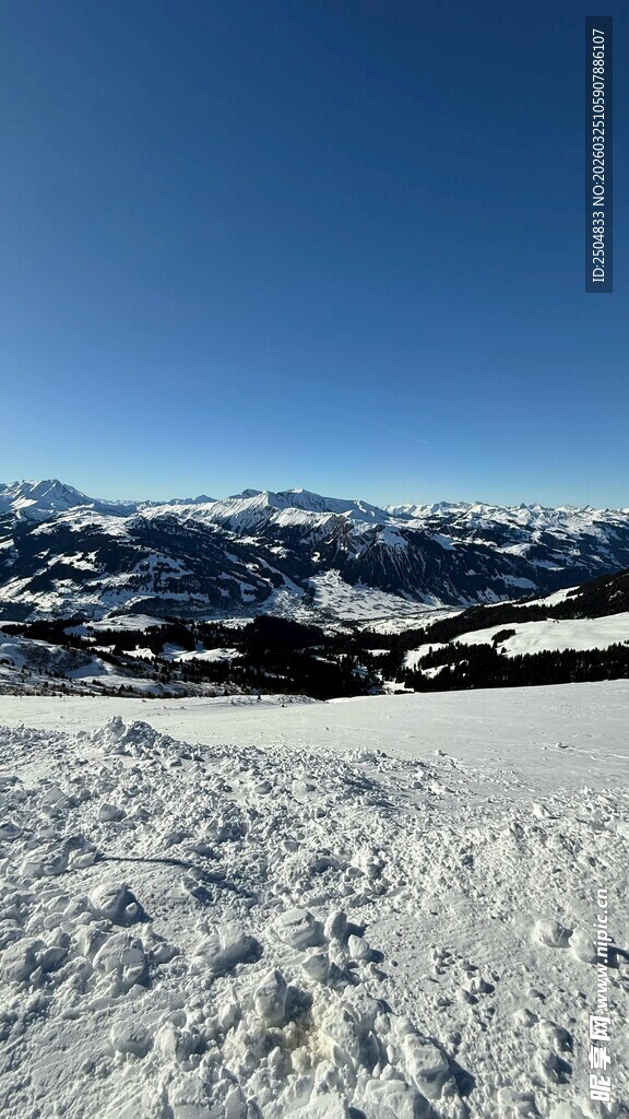 雪覆山野的冬日壮丽景致