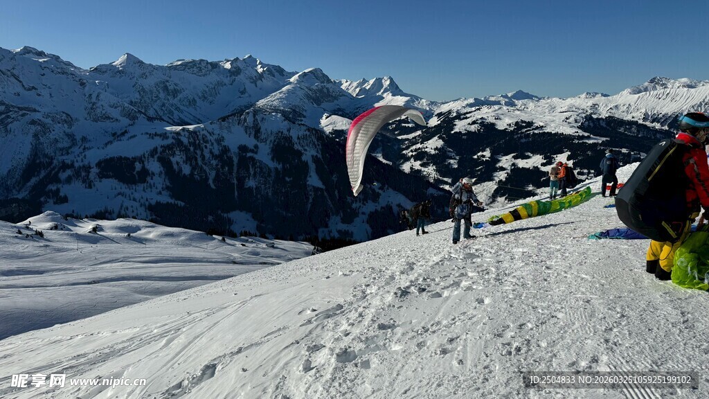 雪山之巅的滑翔伞准备时刻