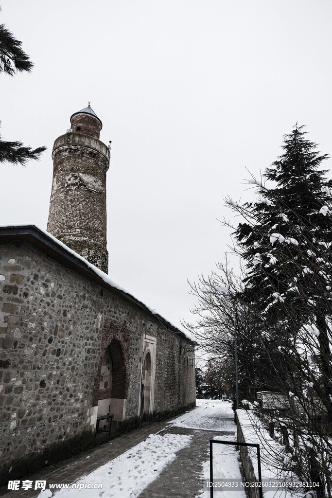 雪覆古老石建筑与塔楼