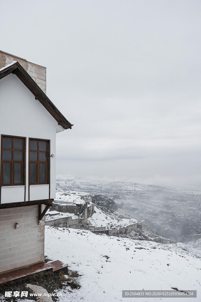 雪覆小屋临大海