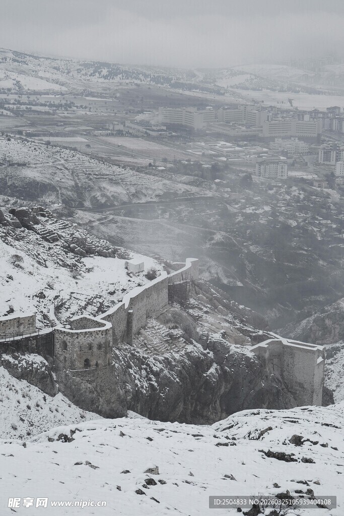冬日雪景中的山峦与道路
