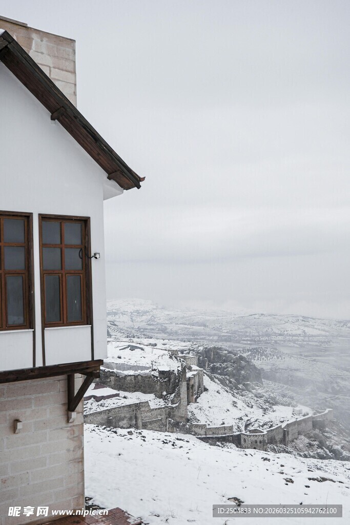 雪覆山间小屋远景