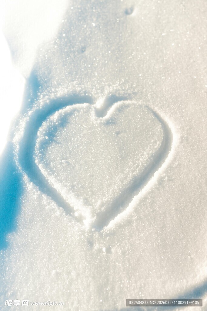 沙滩上的心形图案