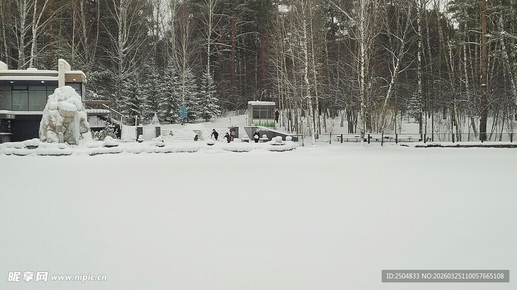 冬日雪景中的林间小屋