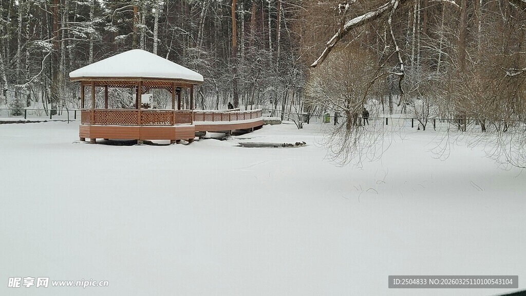 雪覆湖畔小亭冬日美景