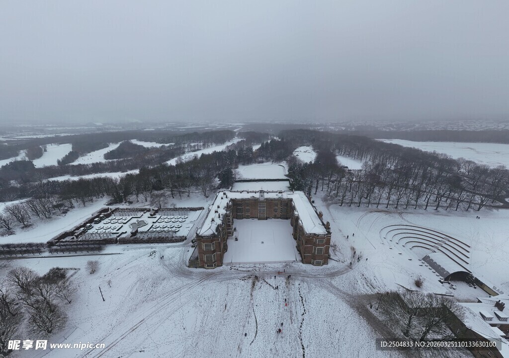 冬日雪景中的古老建筑