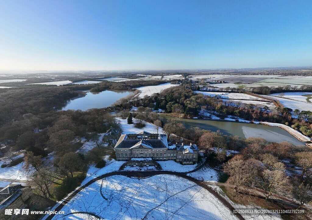 冬日雪景鸟瞰美丽村落