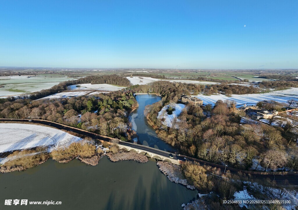 冬日河流雪景鸟瞰图