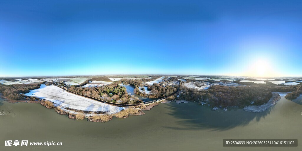 广阔 漠中的冰雪景观