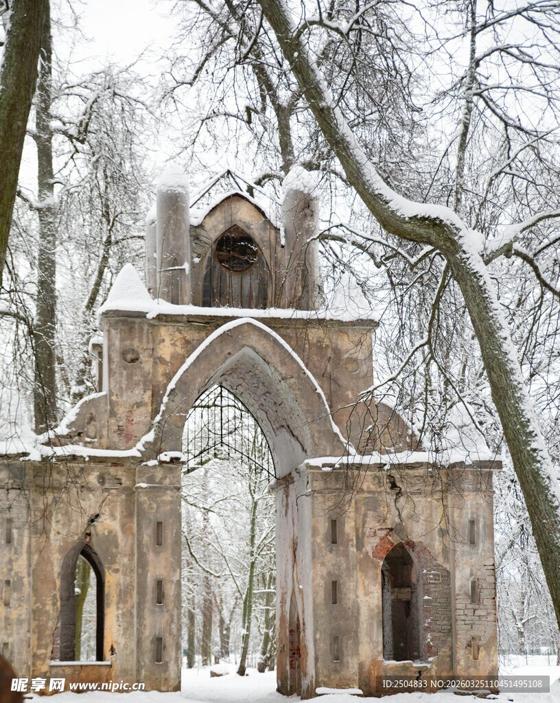 冬日雪景中的古老石拱门