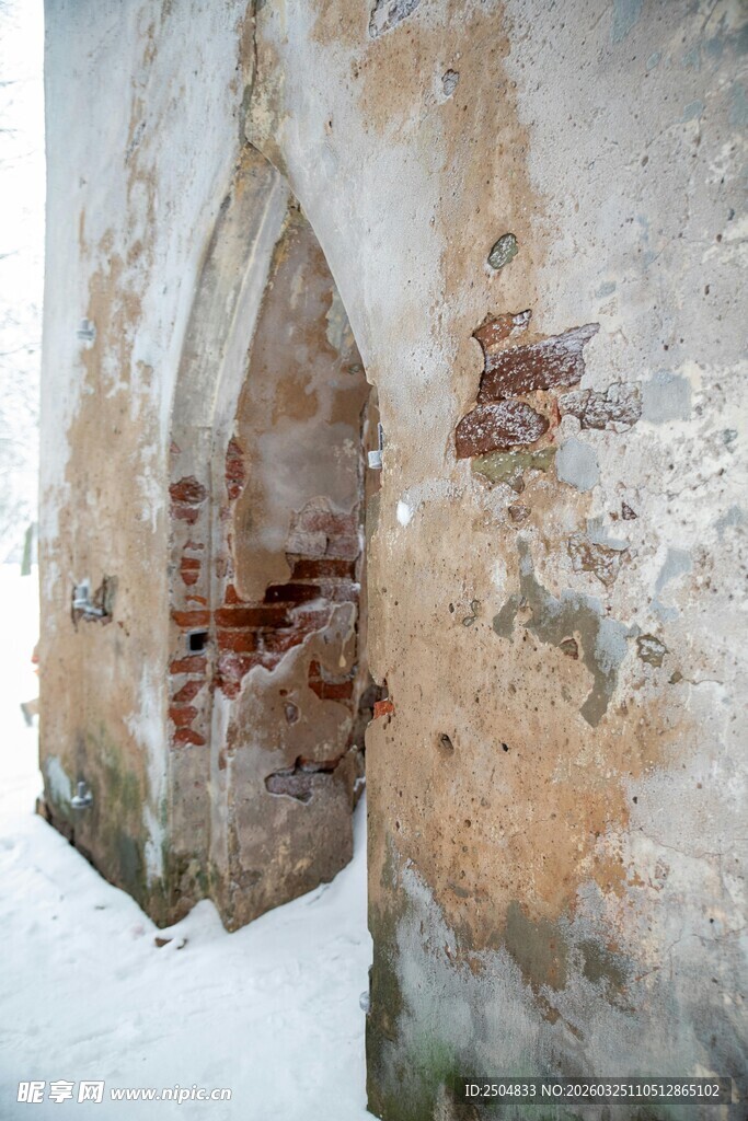 古老斑驳的石砌拱形结构