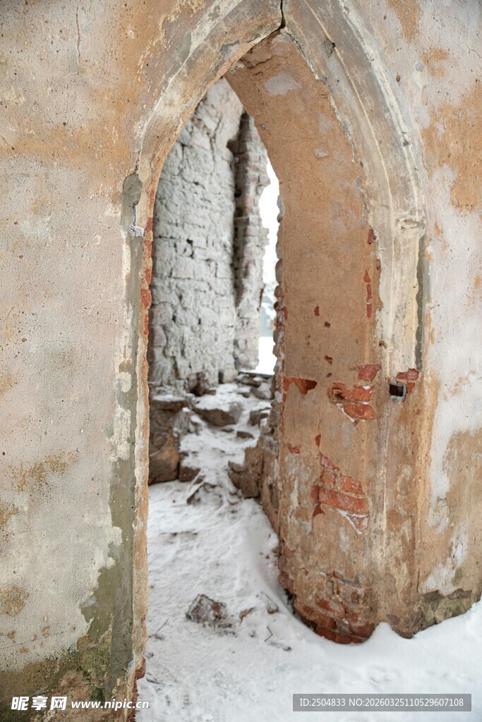 破旧拱门处的冬日景象