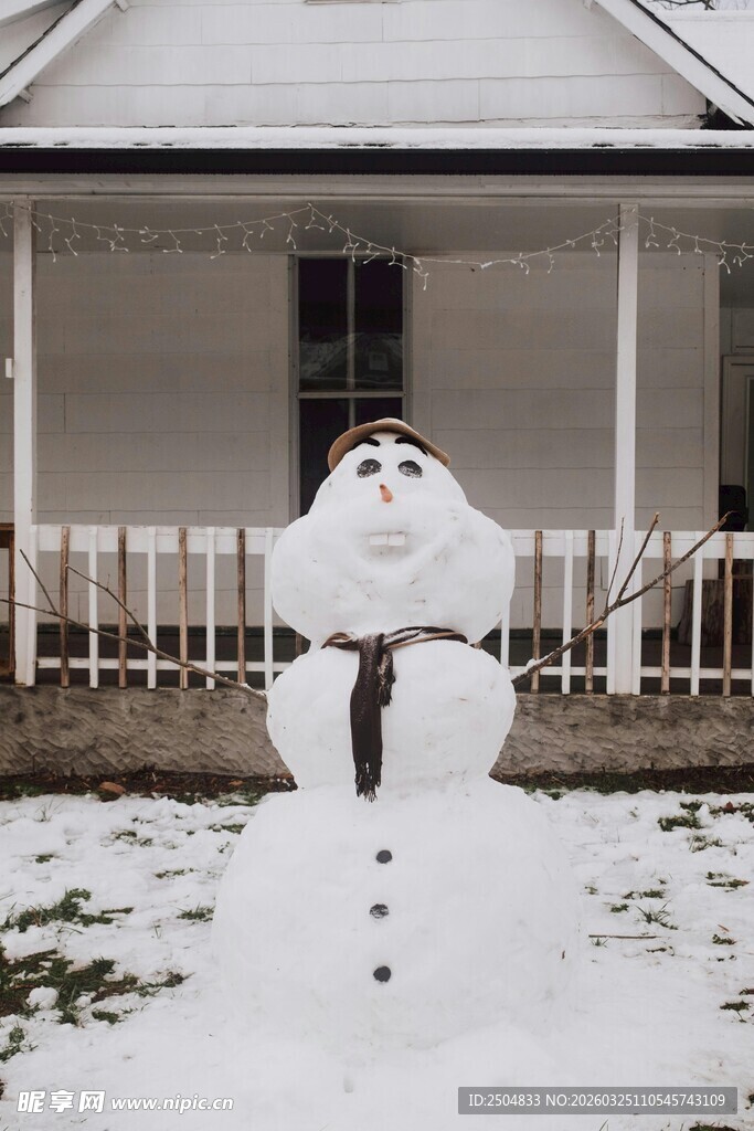 门前可爱的雪人