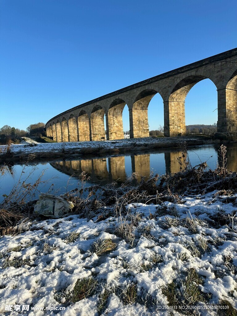 冬日桥梁雪景倒影美景