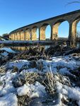 冬日雪景中的古老高架桥
