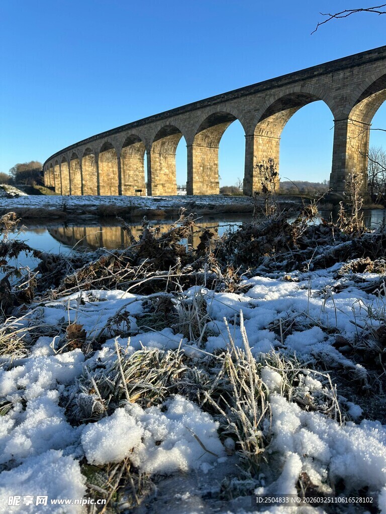 冬日雪景中的古老高架桥