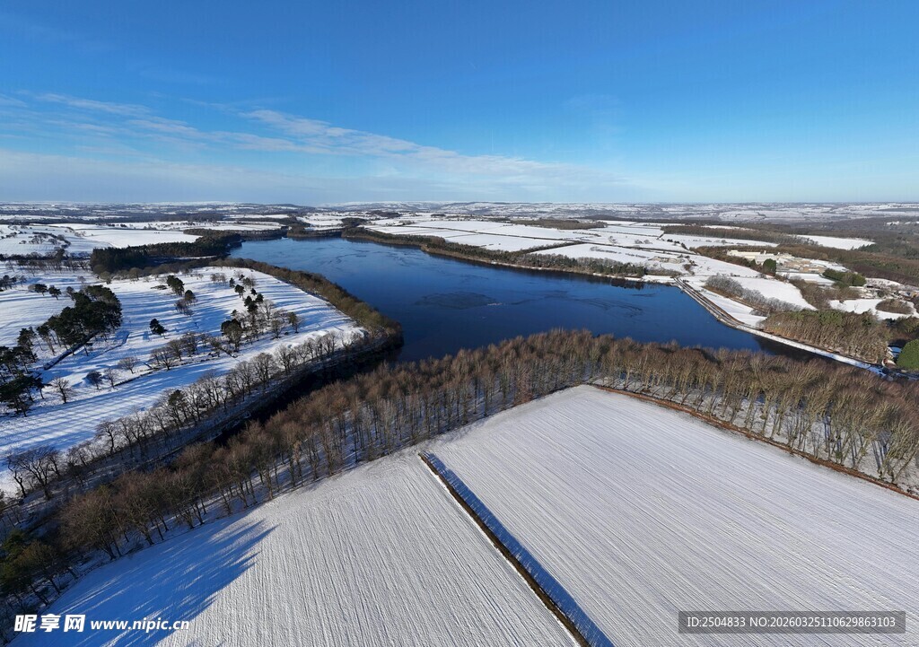 冬日河畔雪景俯瞰图