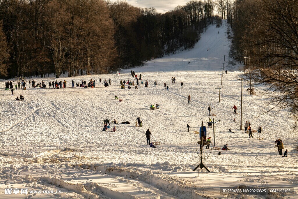冬日雪坡上的欢乐人群