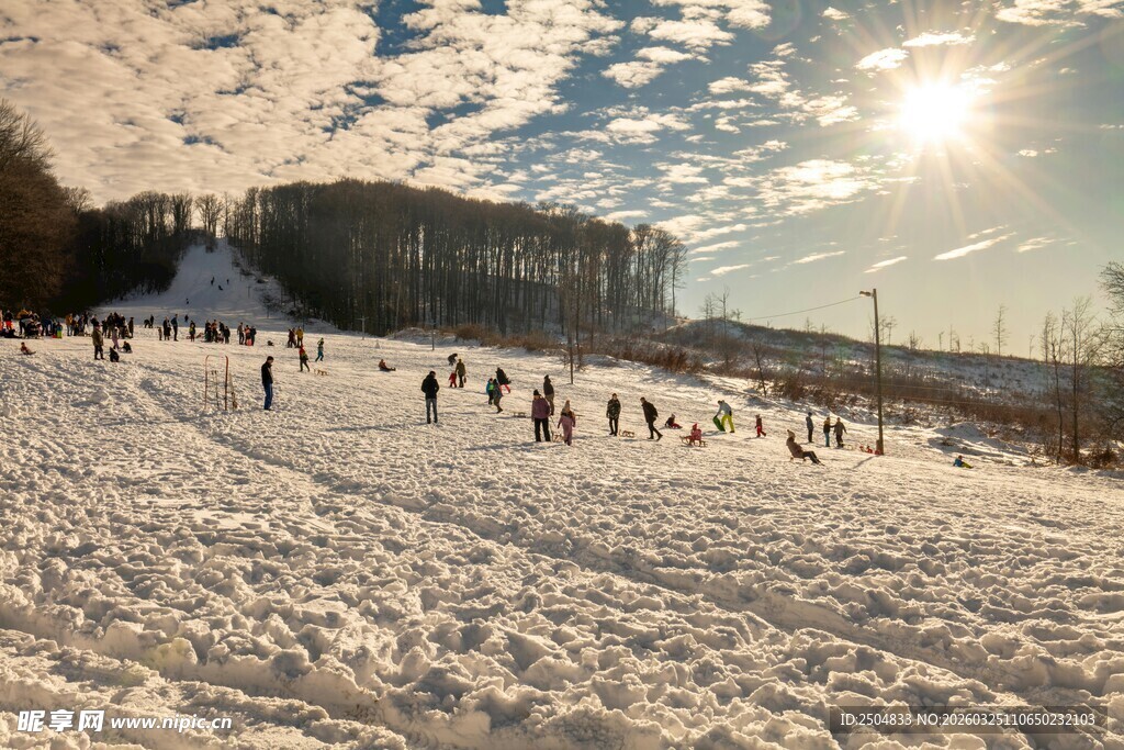 雪地人群享冬日美好时光