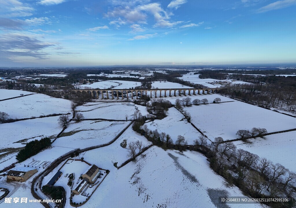 冬日雪景航拍全景图